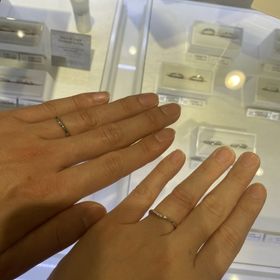 【4℃ BRIDAL(ヨンドシーブライダル)の口コミ】 女性用はダイヤが入っているデザインで、キラキラさせたいと思ったのと、…