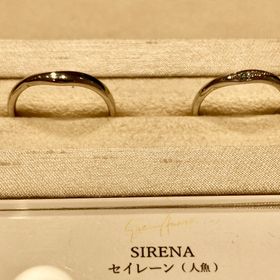 【Sirena Azzurro(セイレーン アズーロ)】の口コミ 指輪デザイン…ウェーブがかったリングは結構みますが、ブルーダイヤが入っ...