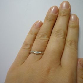 【4℃ BRIDAL(ヨンドシーブライダル)の口コミ】 指も関節も太いので、すんなり見えることを重視してＶ字のデザインを選び…