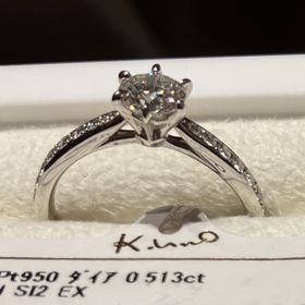 【ケイウノ ブライダル(K.UNO BRIDAL)の口コミ】 指輪デザイン…真ん中にダイヤモンドがあり、サイドにメレダイヤの…