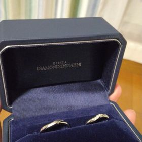 【銀座ダイヤモンドシライシの口コミ】 指輪のデザインが上品で落ち着いている。毎日つける結婚指輪なので、飽き…