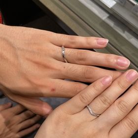 【アイプリモ(I-PRIMO)の口コミ】 細やかなミル打ちデザインと小粒のメレダイヤモンド15粒がラメのようにキ…