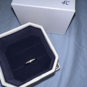 【4℃ BRIDAL(ヨンドシーブライダル)の口コミ】 ストレートリングにひねりの入ったデザイン
真ん中を境にして半分だけダイ…