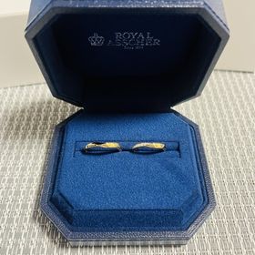 【ROYAL ASSCHER(ロイヤル・アッシャー)の口コミ】 素材は2人の肌に馴染むゴールドと決めていました。その中でデザインをシン…