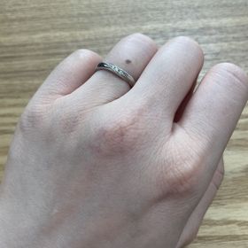 【エクセルコダイヤモンド(EXELCO DIAMOND)の口コミ】 ここのお店では何種類も着用させて頂きました。
私の短い指にはこのデザイ…