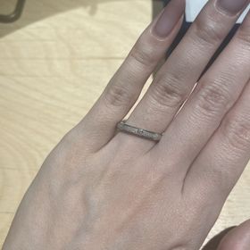 【ith(イズ)の口コミ】 真ん中だけザラザラした加工がされており、さらに真ん中にダイヤが埋め込…