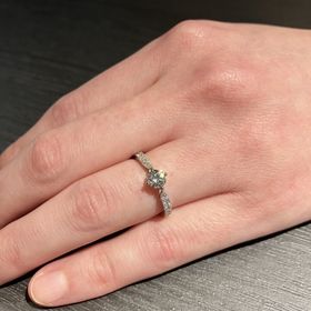 【EIKA(エイカ)の口コミ】 ハーフエタニティにしました。
ジュエリーをつける習慣がなく、シンプルな…