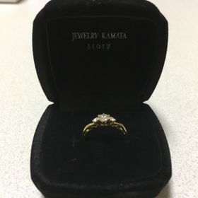 【JEWELRY  KAMATA(ジュエリーかまた)の口コミ】 結婚情報誌を見て、見に行ってみようと二人で結婚指輪を見に行きました。…