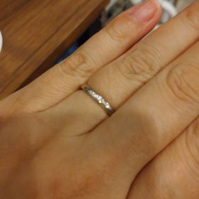 【4℃ BRIDAL(ヨンドシーブライダル)の口コミ】 シンプルだけど、少しキラキラしてる指輪を探してたので、こちらに決めま…