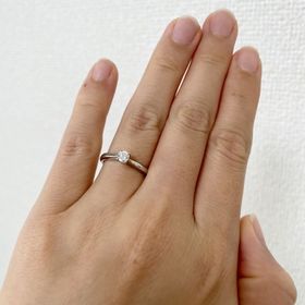 【4℃ BRIDAL(ヨンドシーブライダル)の口コミ】 ダイヤがついた指輪で、なるべくシンプルなものを探して、こちらの指輪に…
