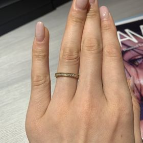 【ENUOVE(イノーヴェ)の口コミ】 婚約指輪ですと一粒ダイヤを想像しますし、憧れはありましたが、重ね付け…