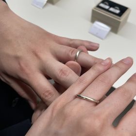 【出雲結(いずもゆい)の口コミ】 杢目金屋とのコラボレーションの指輪です。木目状の模様が特徴的でとても…