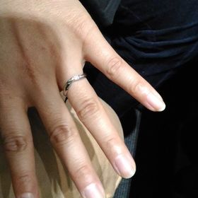 【ラザール ダイヤモンド(LAZARE DIAMOND)の口コミ】 婚約指輪をV字デザインにしたのでそれに合うようなデザインを探していまし…