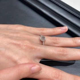 【ラザール ダイヤモンド(LAZARE DIAMOND)の口コミ】 ヘイローリングを検討していたので試着に伺いました。ヘイローリングを揃…