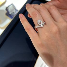 【ショーメ(CHAUMET)の口コミ】 ユニークなデザインだけでなく、白い輝きであることも特徴的でした。素材…