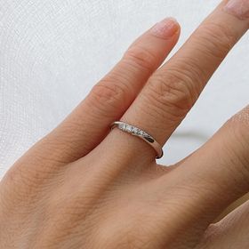 【銀座ダイヤモンドシライシの口コミ】 ストレートかウェーブでかなり悩みましたが、結婚指輪らしさを考えてスト…