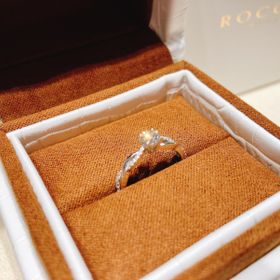 【ROCCA(ロッカ)の口コミ】 何軒かのブランドをまわって、彼女の好みのデザインを絞って行き、最終的…