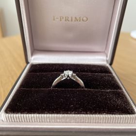 【アイプリモ(I-PRIMO)の口コミ】 飽きのこないシンプルなデザインで、サイドに小さいダイヤが付いている指…