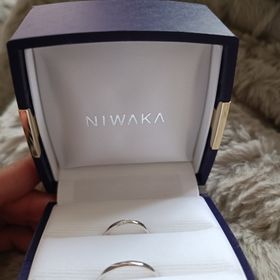 【俄(にわか)の口コミ】 着け心地とシンプルで飽きないデザインが決め手です。
指輪が届き着けた瞬…