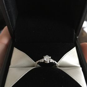 【エクセルコダイヤモンド(EXELCO DIAMOND)の口コミ】 デザインがかわいいです！！側面から見たら王冠が見えます！！ダイヤを止…