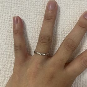 【銀座ダイヤモンドシライシの口コミ】 デザインがよかったから。
ペアではないが似たようなデザインでお揃い感を…