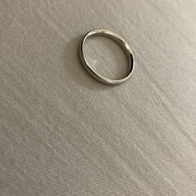 【俄(にわか)の口コミ】 シンプルなデザインと着け心地の良さで選びました。内側にが丸くなってい…