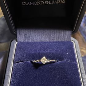 【銀座ダイヤモンドシライシの口コミ】 リングは指が細長く見えるものがいいと話していたため、それを参考に選び…