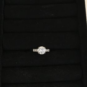 【ハリー・ウィンストン(Harry Winston)の口コミ】 他のブランドを何軒か見ても、ハリーウィンストンのダイヤモンドが1番輝い…