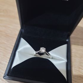 【エクセルコダイヤモンド(EXELCO DIAMOND)の口コミ】 デザインは一粒ダイヤでストレートのシンプルなものを探しており、エクセ…