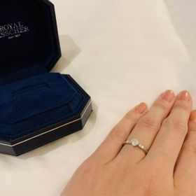 【ROYAL ASSCHER(ロイヤル・アッシャー)の口コミ】 ヨーロピアンカットの白い輝き、他と被らないデザインに惹かれました。特…