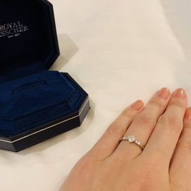 【ROYAL ASSCHER(ロイヤル・アッシャー)】の口コミ ヨーロピアンカットの白い輝き、他と被らないデザインに惹かれました。特に...