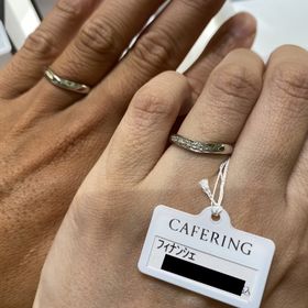 【CAFERING(カフェリング)】の口コミ V字のデザインが指をキレイに見せてくれて気に入りました✨
ダイヤがV字...