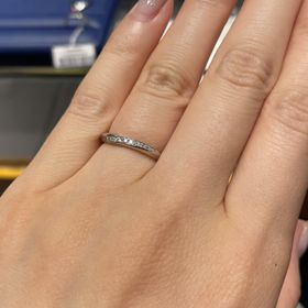 【銀座ダイヤモンドシライシの口コミ】 少しウェーブがかった、メレダイヤが多くついたタイプの指輪です。華やか…