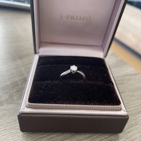 【アイプリモ(I-PRIMO)の口コミ】 ダイヤが中心、左右についています。ウェーブがかっており、左右のダイヤ…