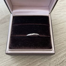 【アイプリモ(I-PRIMO)の口コミ】 ウェーブがかっており、ダイヤも左右斜めについているため、指輪を上下逆…