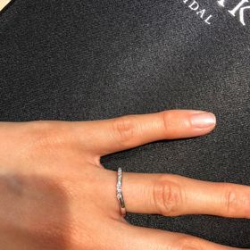 【TASAKI(タサキ)の口コミ】 2人が手を取り合っている姿をイメージした指輪だそうで、細身で華奢なデザ…