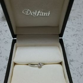 【Dolfani(ドルファーニ )の口コミ】 シンプルなデザインです。
重ね付けできるように、一緒に選びにいきました…