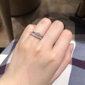 【MIKIMOTO(ミキモト)の口コミ】 結婚指輪は、ハーフエタニティ。ダイヤの大きさが真ん中が大きくて、指輪…