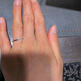 【俄(にわか)の口コミ】 リングは細身で華奢なデザイン。
中指側にメレダイヤが入っており、自分視…