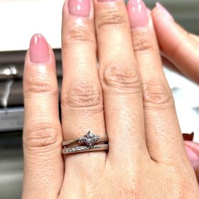 【アイプリモ(I-PRIMO)の口コミ】 中央ダイヤの両側にメレダイヤが上品に配置されたデザイン。華やかな結婚…