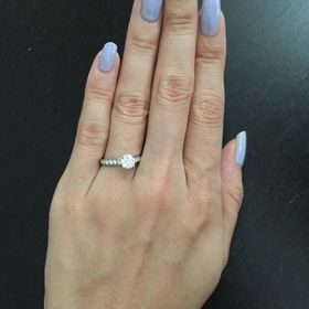 【ヴァン クリーフ＆アーペル(Van Cleef & Arpels)の口コミ】 カルティエやティファニーなど有名なブランドも見ましたが、なんとなくグ…