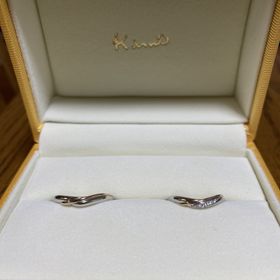 【ケイウノ ブライダル(K.UNO BRIDAL)の口コミ】 ゼクシィの冊子を眺めていました。2人でピンときた指輪があったため、店舗…