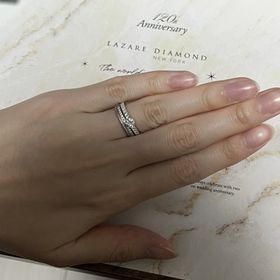 【ラザール ダイヤモンド(LAZARE DIAMOND)の口コミ】 入籍後の婚約指輪購入でした。
結婚指輪がエタニティリングなので、婚約指…