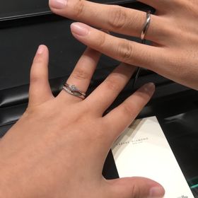 【ラザール ダイヤモンド(LAZARE DIAMOND)の口コミ】 形はストレートでありながら、ウェーブのような動きのあるデザインが良い…