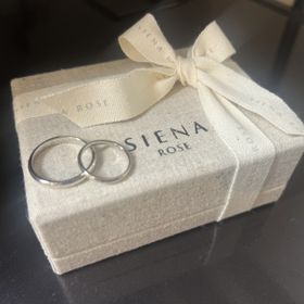 【SIENAROSE(シエナロゼ)の口コミ】 シンプルですが、女性用リングの一粒ダイヤがオシャレで
一目惚れしました…