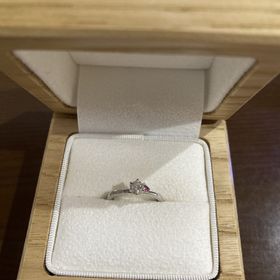 【山陰と旅する指輪】の口コミ ダイヤモンドの横に小さな赤いルビーがあしらってあり、一目見てかわいい、...