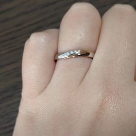【4℃ BRIDAL(ヨンドシーブライダル)の口コミ】 元々婚約指輪が要らなかったので、シンプルだけどデザイン性も兼ね備えた…