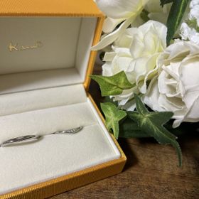 【ケイウノ ブライダル(K.UNO BRIDAL)の口コミ】 指輪のデザインに一目惚れした為。V状の模様が指を長く見せ、婚約指輪との…