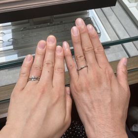 【アイプリモ(I-PRIMO)の口コミ】 結婚指輪はいくつか試着する中でこのデザインに惹かれた。シンプルでつけ…