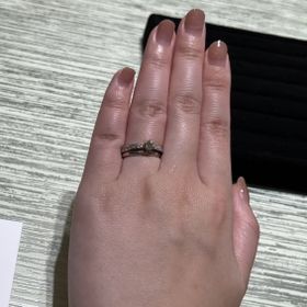 【TRECENTI(トレセンテ)の口コミ】 真ん中に向かってきゅっと狭くなっていき、中心には輝きが美しいダイヤが…